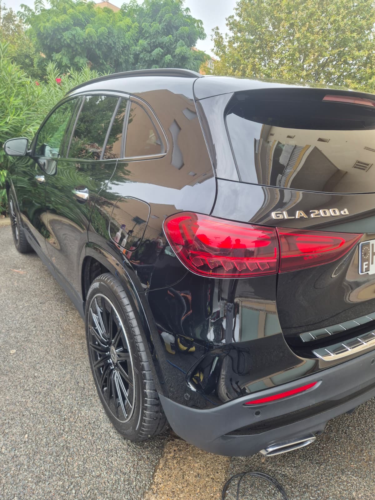 Mercedes GLA noire, vue extérieure complète après lavage et protection