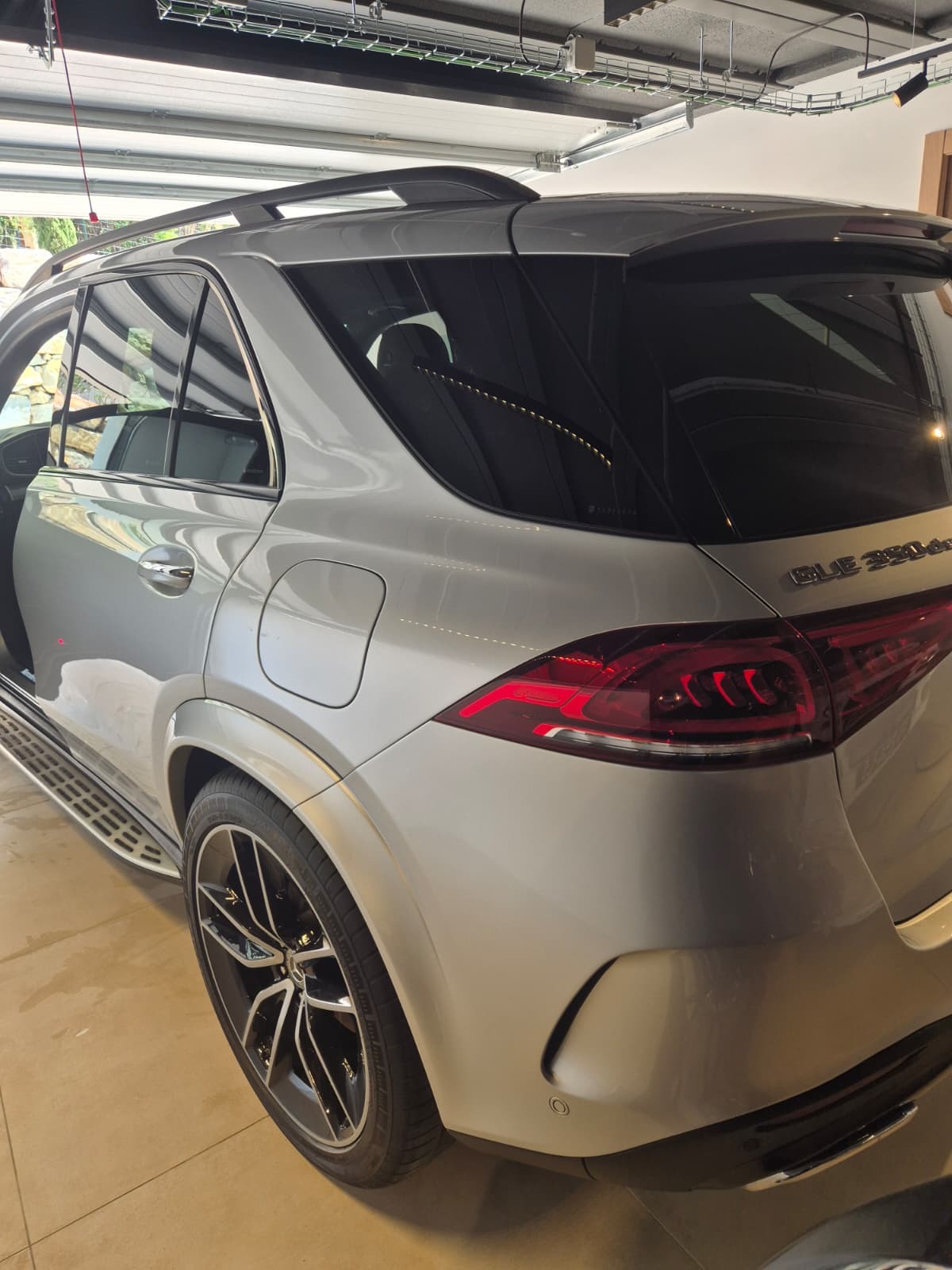Mercedes GLE gris, vue arrière, après préparation